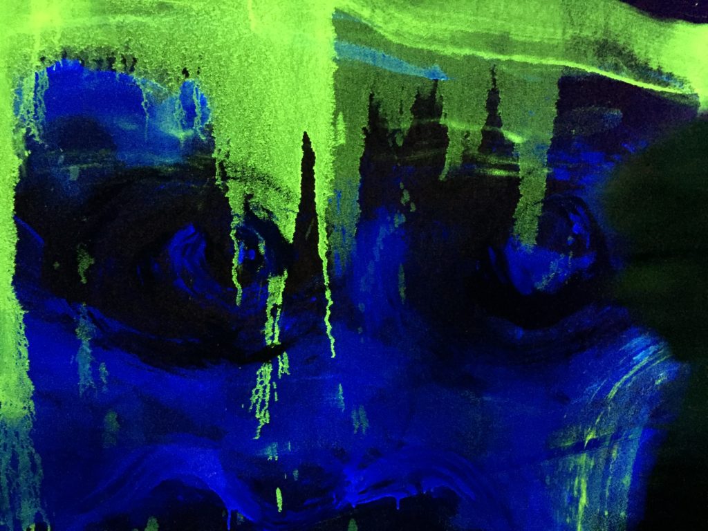 deux yeux noirs énorme sur fond bleu fluorescent et coulure de peinture verte fluorescente