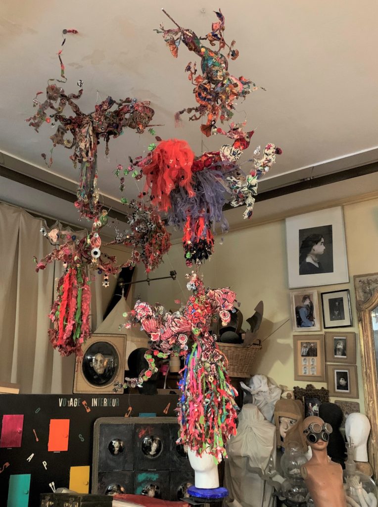 oiseaux en textile suspendus dans l'atelier de l'artiste rebecca campeau