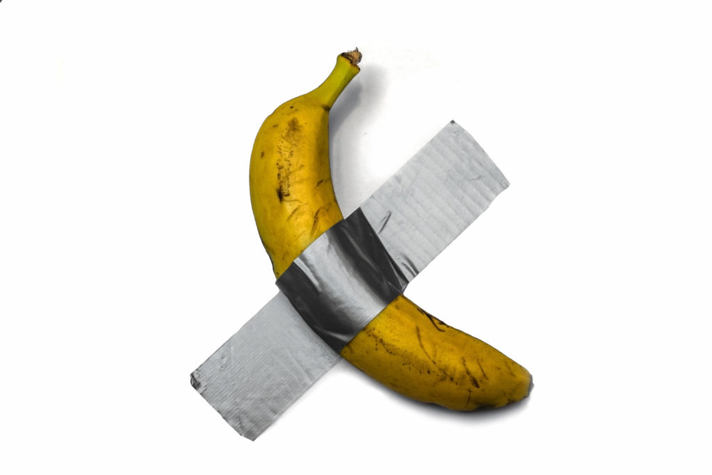 une banane scotchée au mur par du ruban adhésif argenté