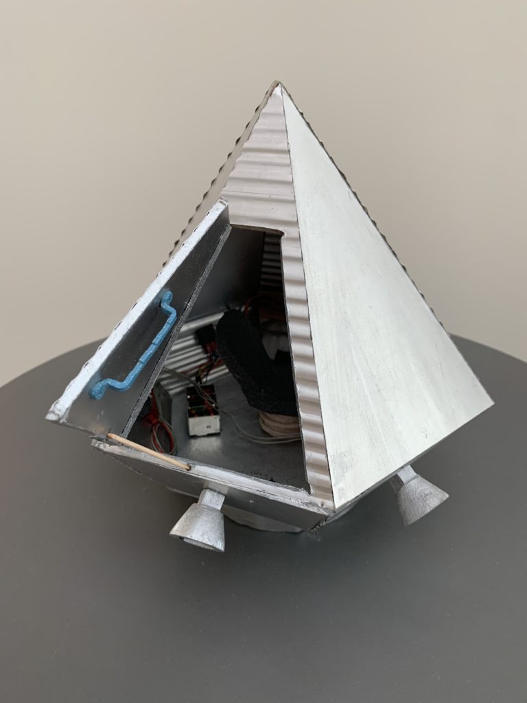 photo de maquette d'engin spatial triangulaire avec porte ouverte