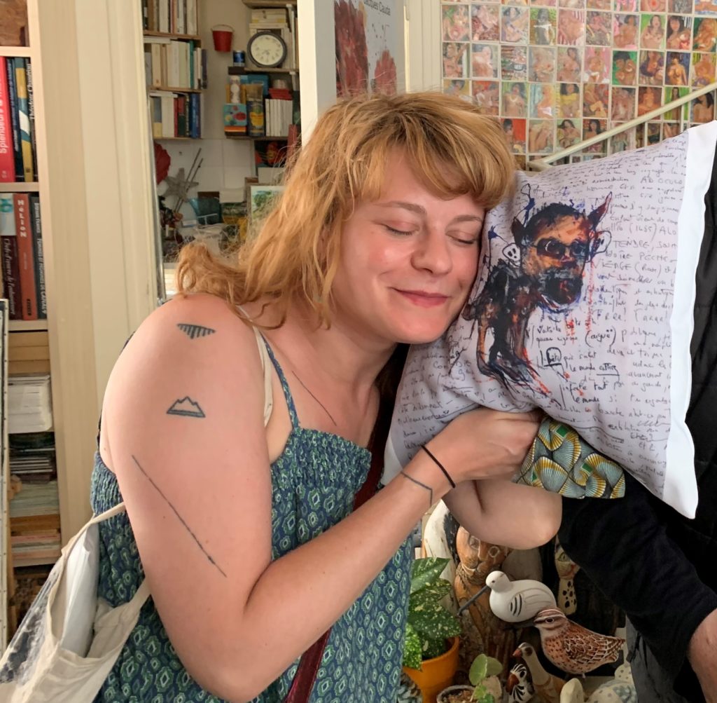 photo qui représente Vanda Spengler adossée sur un coussin imprimé d'un dessin de Jacques Cauda