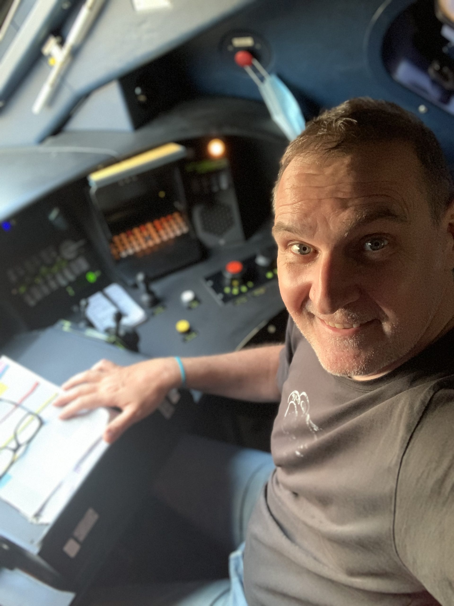 photographie de l'artiste Philippe Chambon au volant du TGV