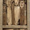 oeuvre de Marc Bourlier en bois flottés représentant un group en partie haute et un personnage allogé dans la partie basse, cadre couvert de ficelle de chanvre