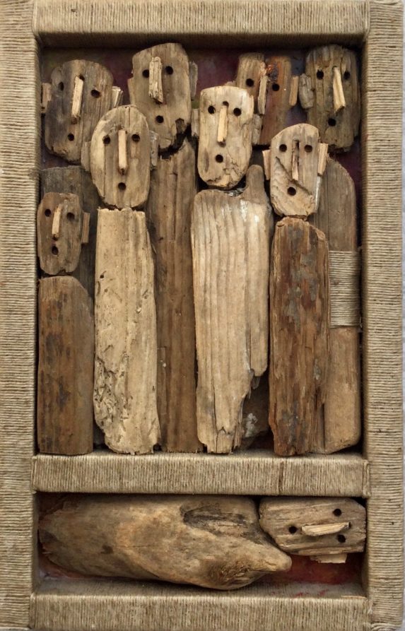oeuvre de Marc Bourlier en bois flottés représentant un group en partie haute et un personnage allogé dans la partie basse, cadre couvert de ficelle de chanvre