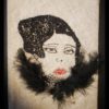 toile de lin ancien brodée au fil de soie et coton et plumes représentant un portrait de femme. illustration