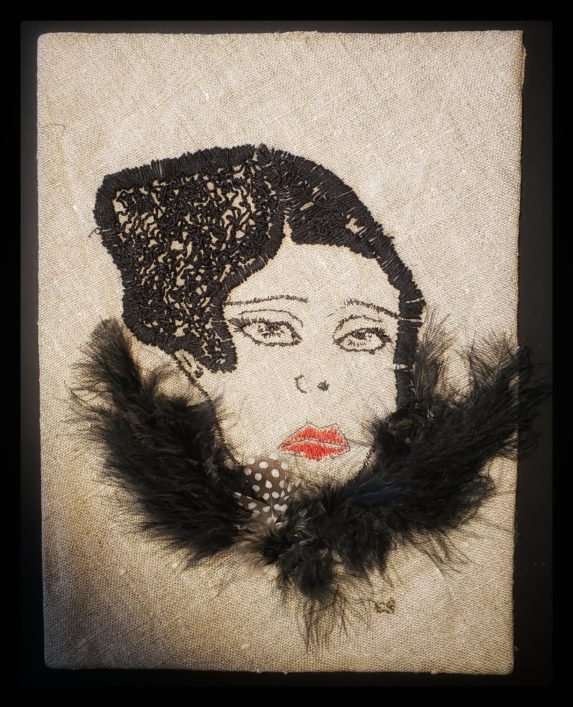 toile de lin ancien brodée au fil de soie et coton et plumes représentant un portrait de femme. illustration