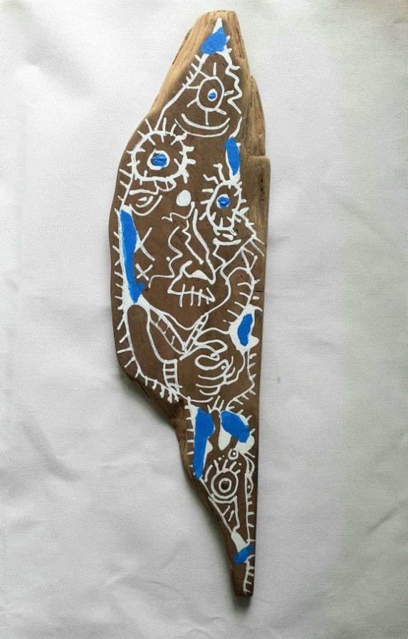 image d'une oeuvre de Pfägen réalisée sur un morceau de bois au tipex représentant un visage