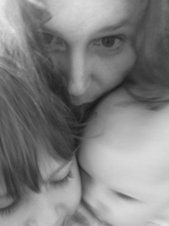 photographie noir et blanc de l'artiste Delphine Cadoré avec ses 2 enfants