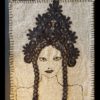 toile de lin ancien brodée aux fils de soie et de coton représentant un portrait de femme avec coiffe fleurie. Illustration