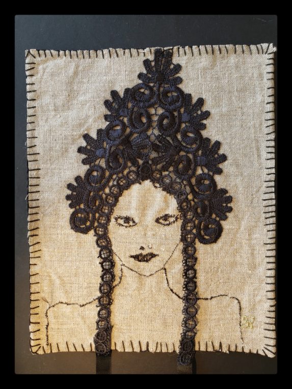 toile de lin ancien brodée aux fils de soie et de coton représentant un portrait de femme avec coiffe fleurie. Illustration