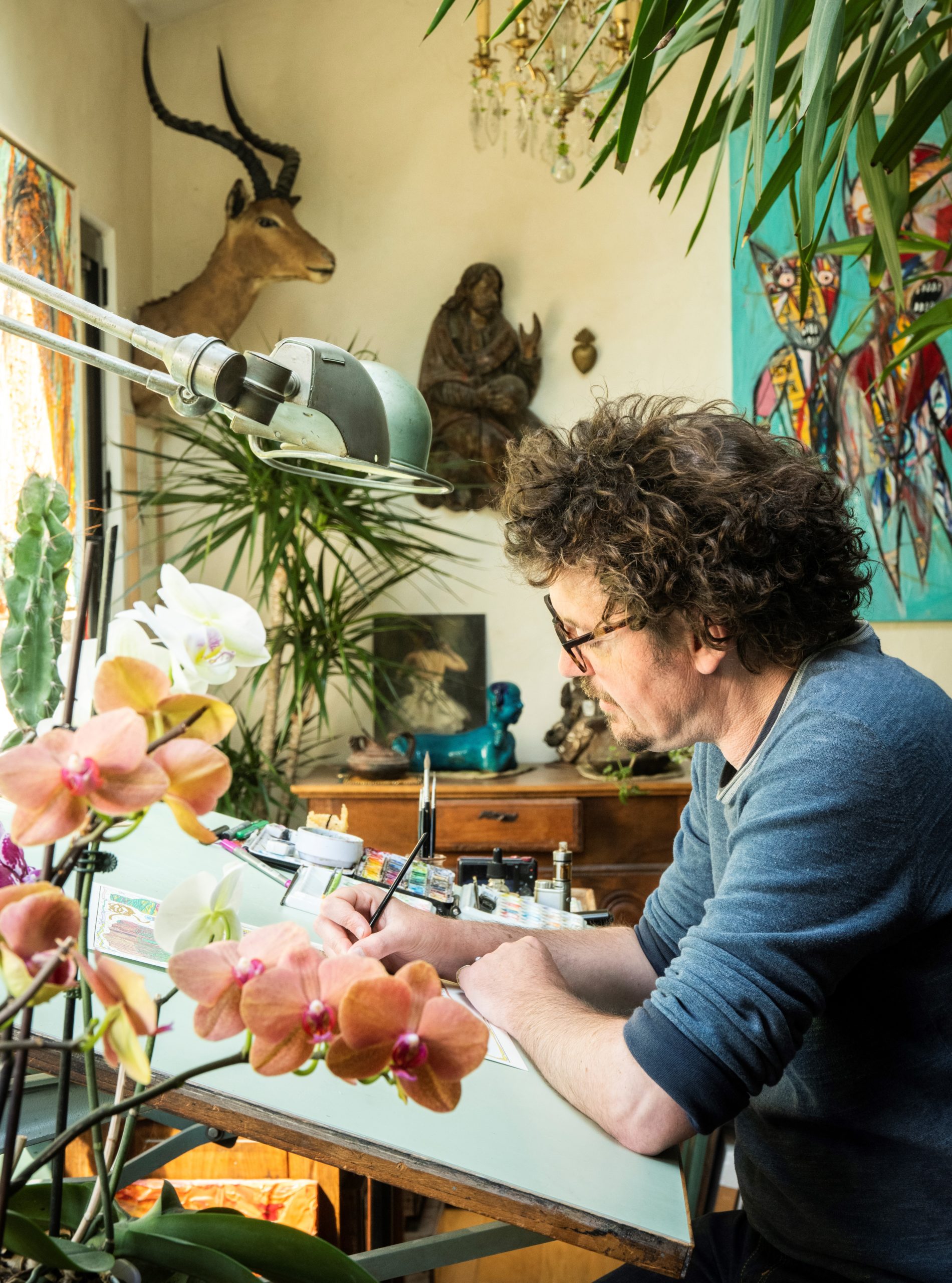 photographie représentant François Jauvion à sa table de travail dans son atelier