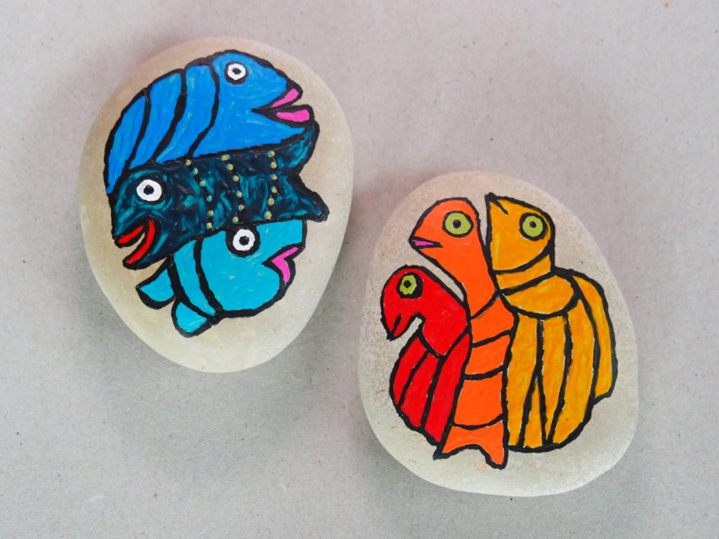 image de deux galets peints de Pierre Albasser pour la boutique en ligne qui représentent des poissons