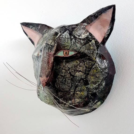 image d'une tête de chat en papier maché de Vanessa Hié, vue de profil