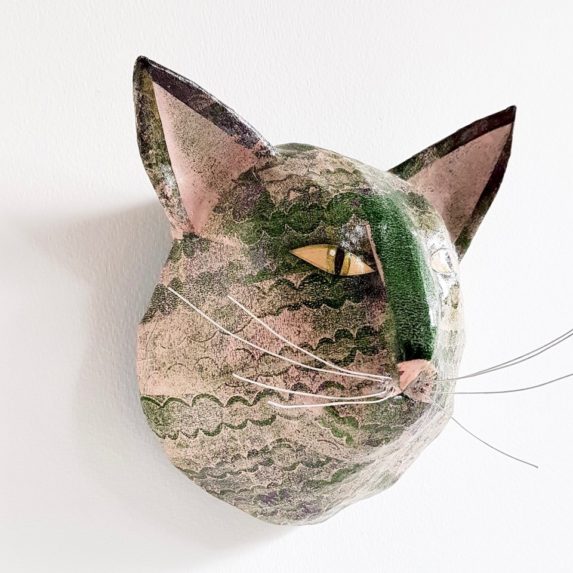photo de la tête de chat en papier maché au nez vert réalisée par Vanessa Hié, vue de profil