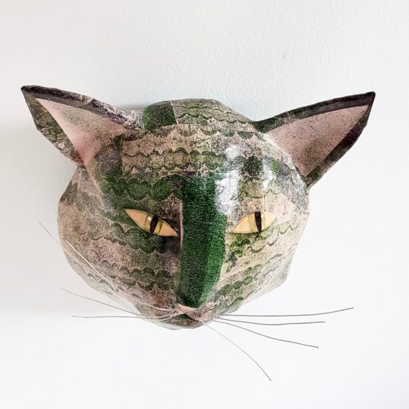 photo de la tête de chat en papier maché au nez vert réalisée par Vanessa Hié, vue par le haut