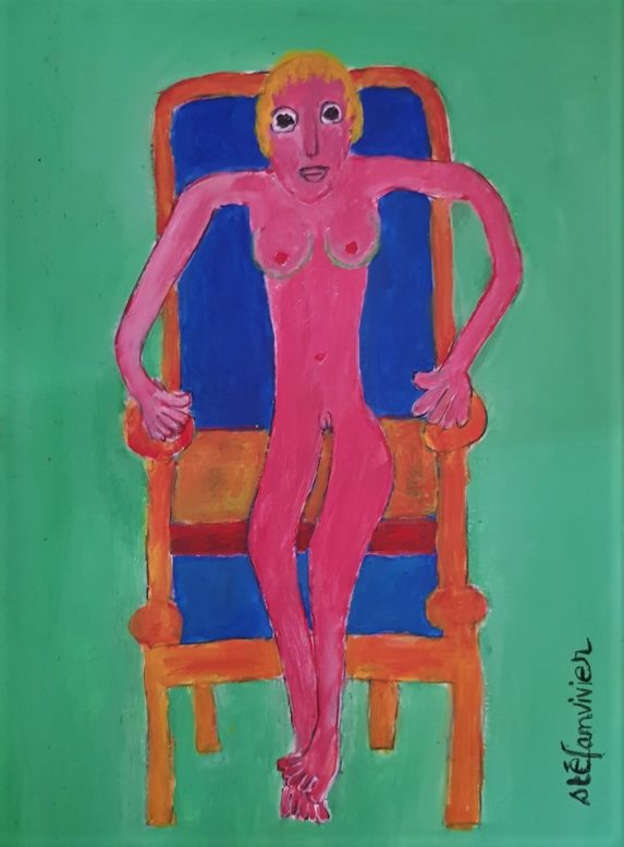 image d'un tableau de Stefan Vivier qui représente une femme assise sur un grand fauteuil bleu sur fond vert