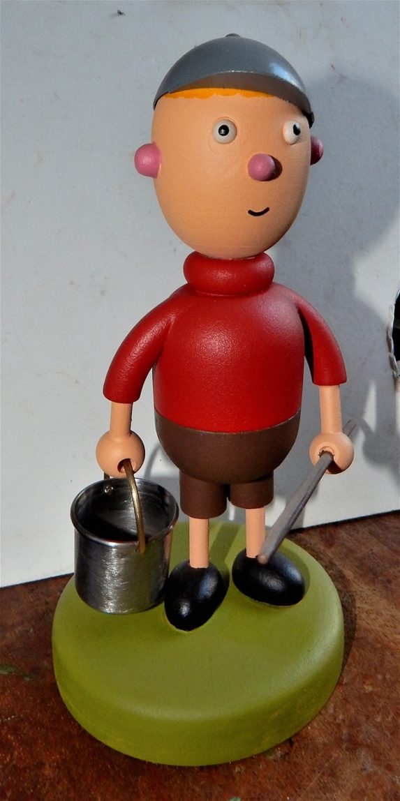 image qui représente un garçon en short et pull-over portant un seau réalisée en bois par Guy Pirot