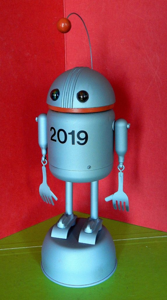 image du robot bleu 2019 de Guy Pirot sur fond rouge et sol vert pour la boutique en ligne