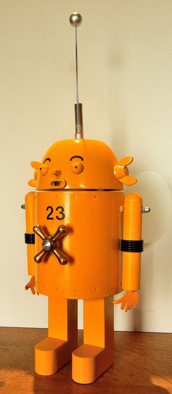 image qui représente un robot androïd jaune réalisé par Guy Pirot pour la boutique en ligne