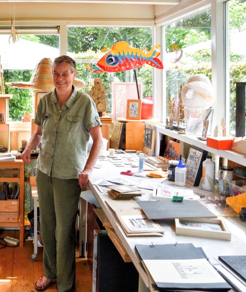 photographie de l'artiste néerlandaise Christien de Jong dans son atelier ensoleillé