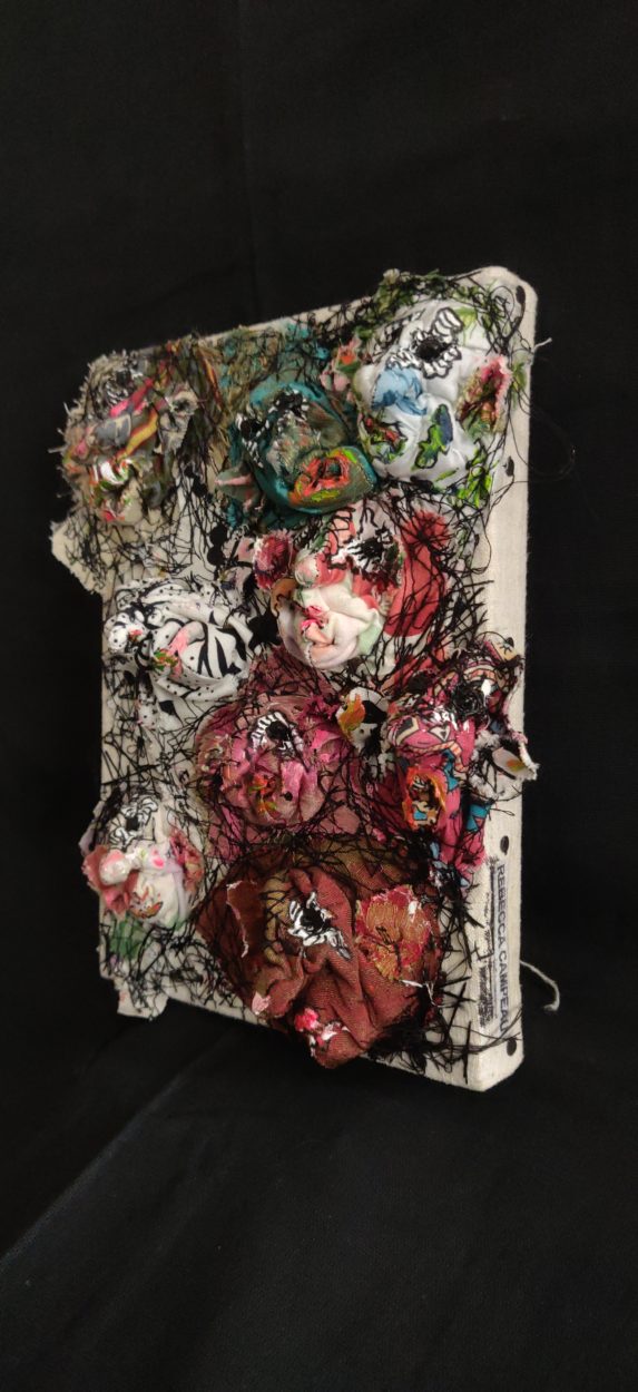 Image de profil de la toile neuf visages en sculpture textile peints sur toile . Techniques mixtes.