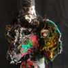 Image d'un détail de sculpture textile peinte . Techniques mixtes. "HERACLIUS"est sûr une tige en métal et un socle en bois peint en noir