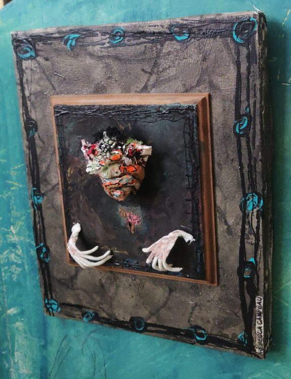 image de profil d'une oeuvre de Rebecca Campeau d'une sculpture textile traversant la toile
