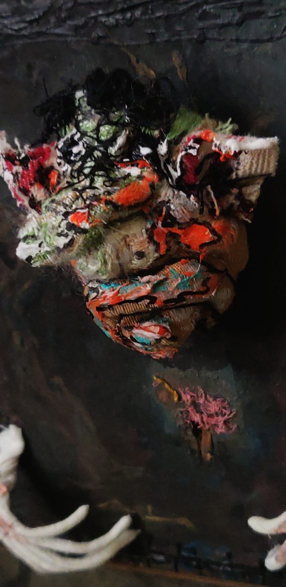 image d'un détail d'une oeuvre de Rebecca Campeau d'une sculpture textile traversant la toile