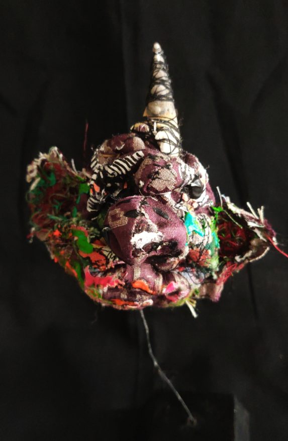 Image qui représente un nez en sculpture textile peinte sur toile en techniques mixtes.
