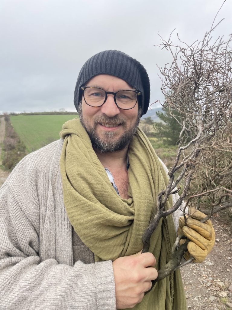 photographie de l'artiste cabaliste David Mansot en extérieur avec son bonnet