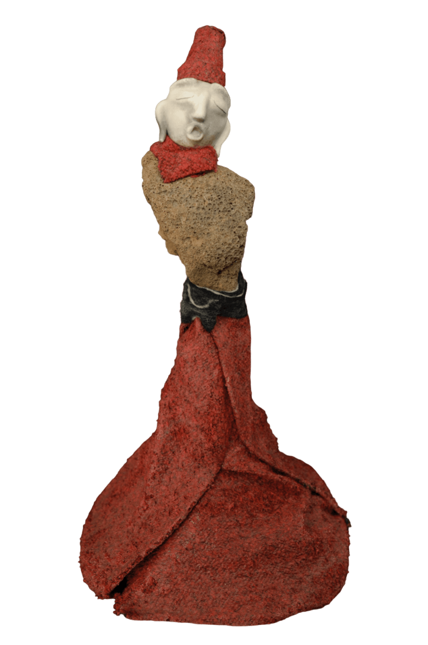 sculpture d'Elise Geoffrion Série " Semeurs de Rêves " H 45 / L 21 / P 21 cms Poids : 1 kg Grès blanc avec un four d'enfumage. Roche volcanique cueillie dans le Parc Naturel du Haut Languedoc. Laine feutrée et vernie.