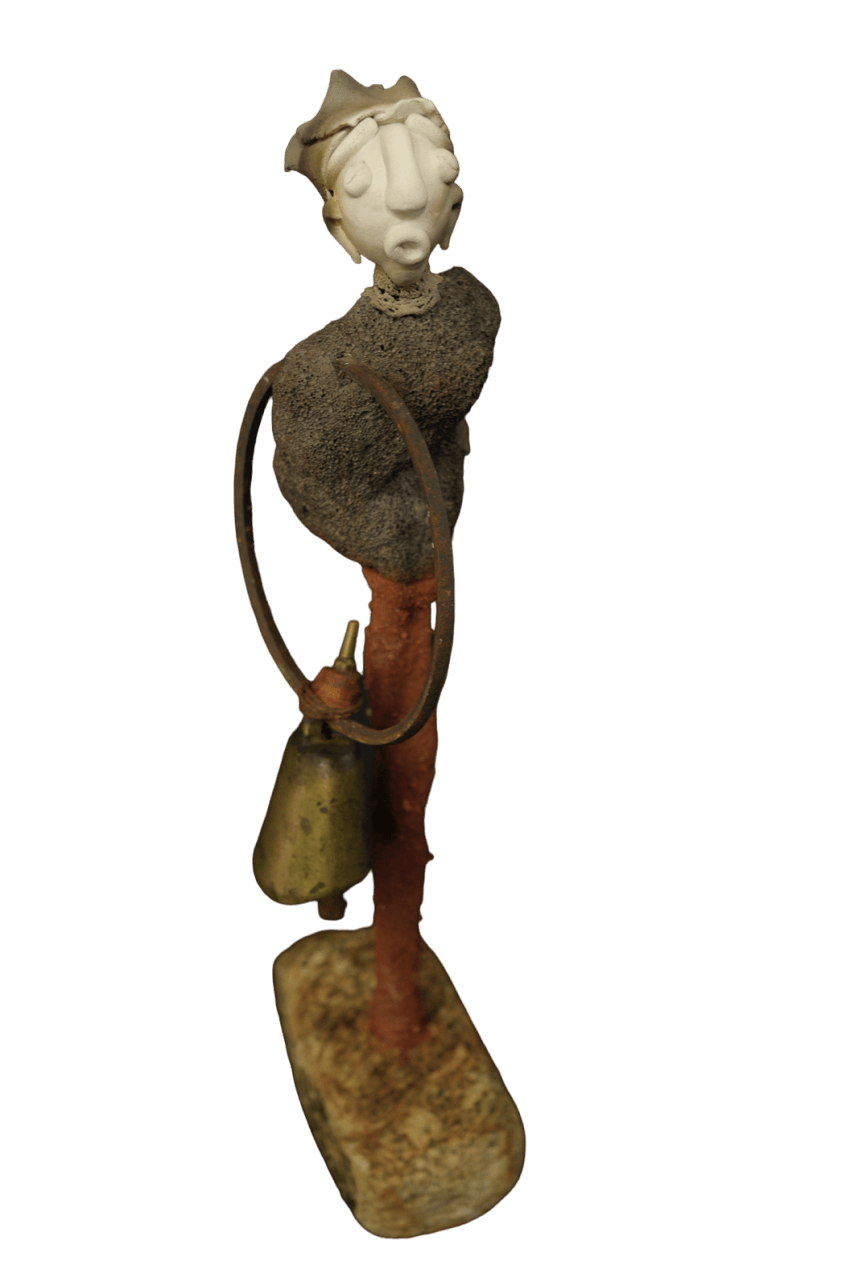 sculpture Elise Geoffrion en Grès blanc avec un four d'enfumage. Roche volcanique cueillie dans le Parc Naturel du Haut Languedoc. Broderie. Terre.