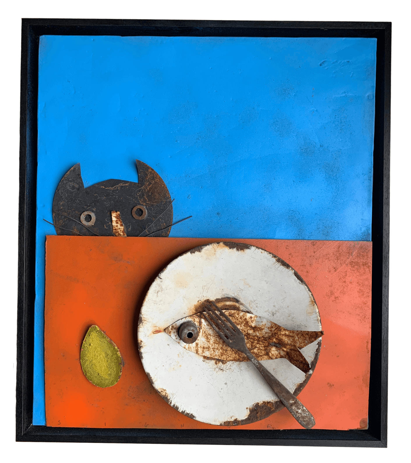 oeuvre d'Alain Signori en ferraille qui représente un Chat au poisson Assemblage de ferraille 51,5 x 59 cm Encadrement caisse américaine bois peint en noir