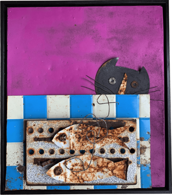 oeuvre d'Alain Signori qui représente Chat aux sardines Assemblage de ferraille 59 x 52 cm Encadrement caisse américaine bois peint en noir