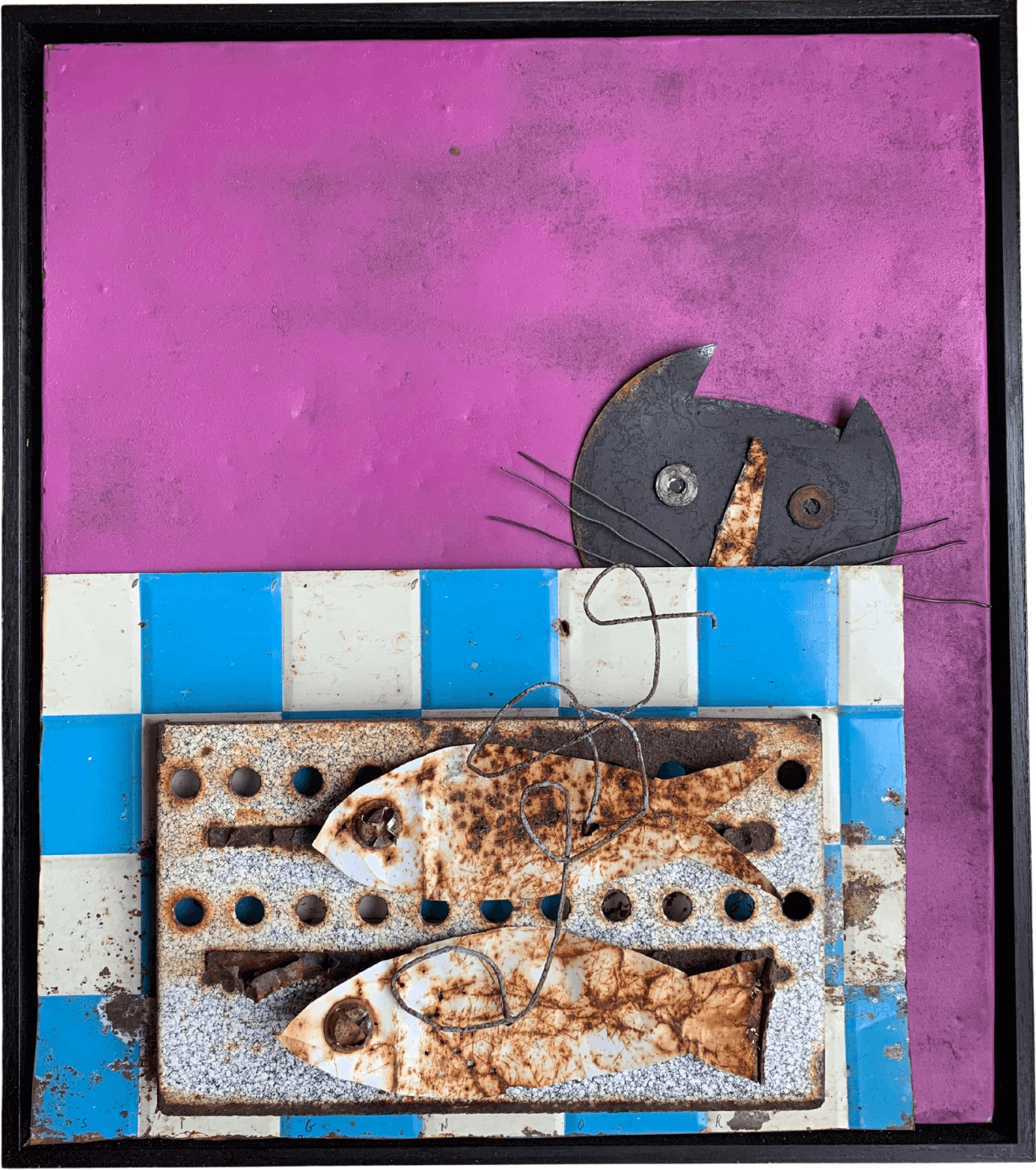 oeuvre d'Alain Signori qui représente Chat aux sardines Assemblage de ferraille 59 x 52 cm Encadrement caisse américaine bois peint en noir