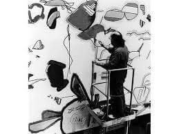 image qui représente Harold Cohen peignant les dessins réalisés par AARON, années 1960