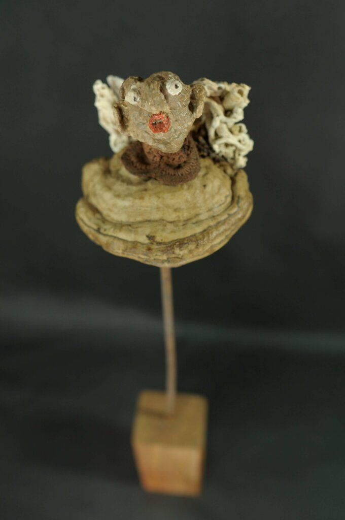 oeuvre d'Elise Geoffrion "L’Homme-Orchestre" Techniques : Papier mâché / Amadouvier / Textile / Sécrétions tubulaires de ver marin Dimensions : H 36 / L 9 / P 7 cms Année de réalisation : 2023