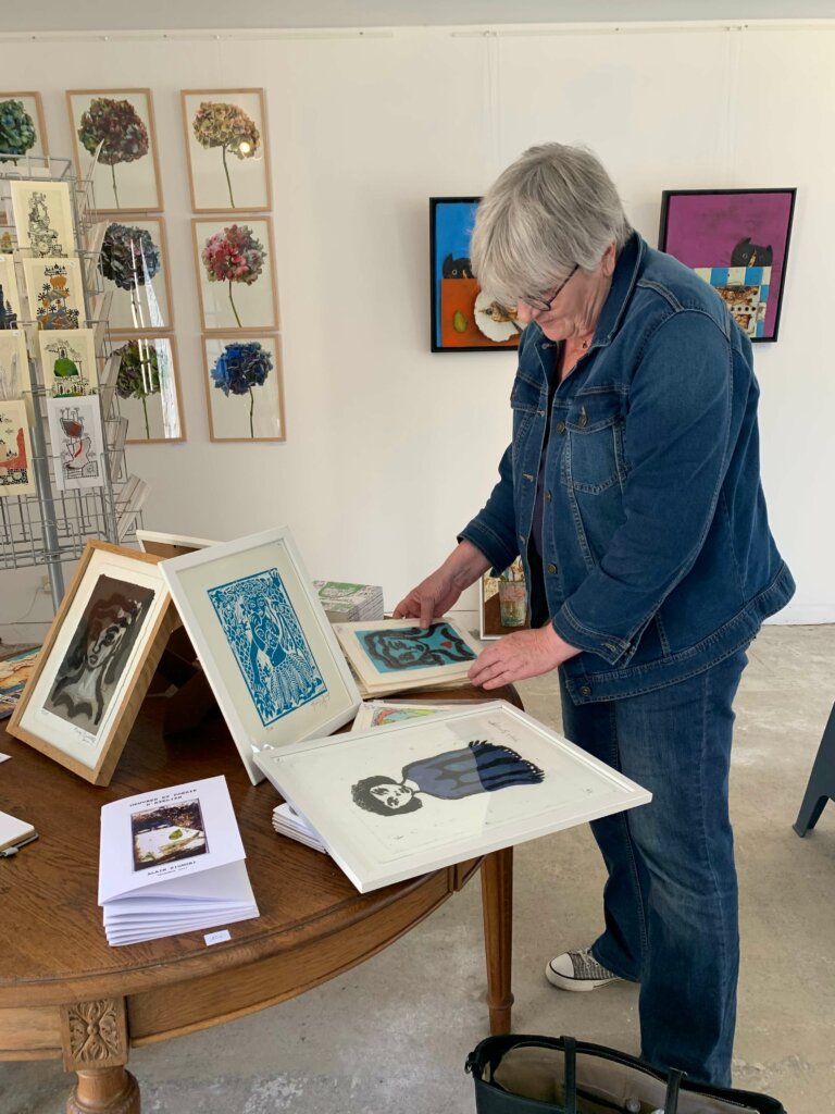 photographie d'une amatrice d'art dans la galerie d'été