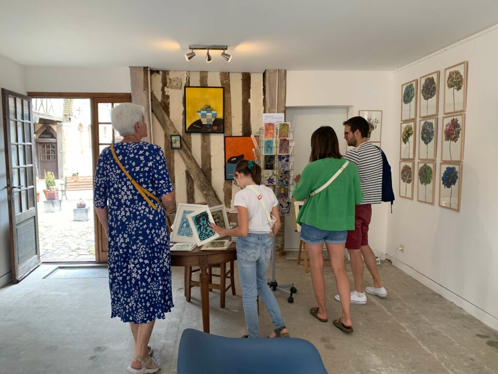 photographie de visiteurs dans la galerie d'été