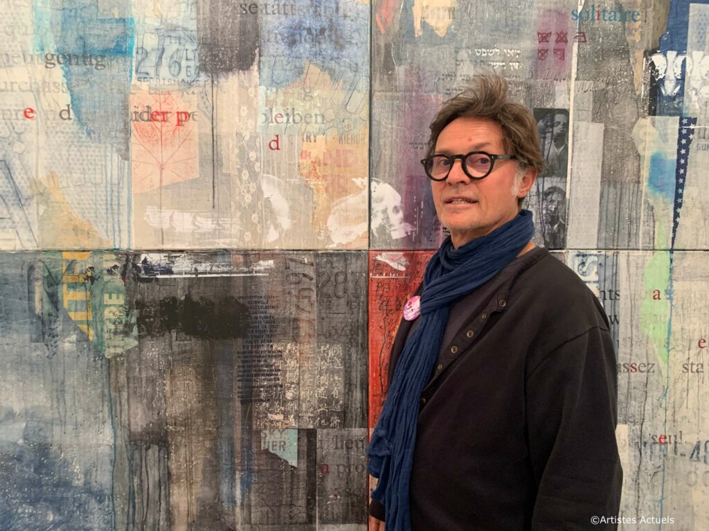 photographie de l'artiste Claude Lieber, président du comité de gestion du salon Figuration critique devant une de ses oeuvres