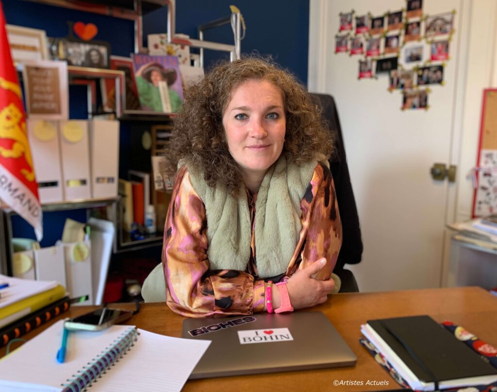 photographie qui représente la DG de l'entreprise Bohin à son bureau Audrey Régnier