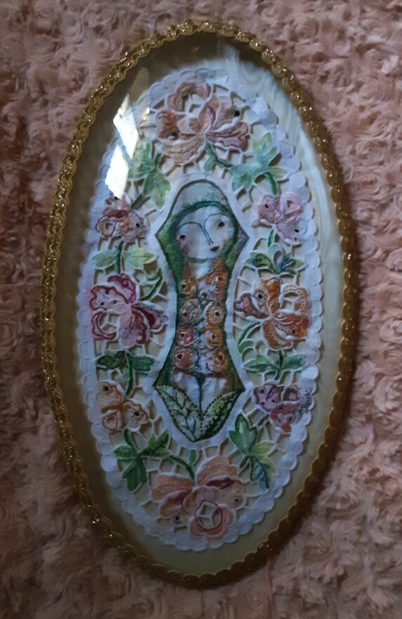 Le Choeur (le chant) des Roses Pascale Roux.broderie et encre sur tissu ancien. 37 x21cm cadre bombé