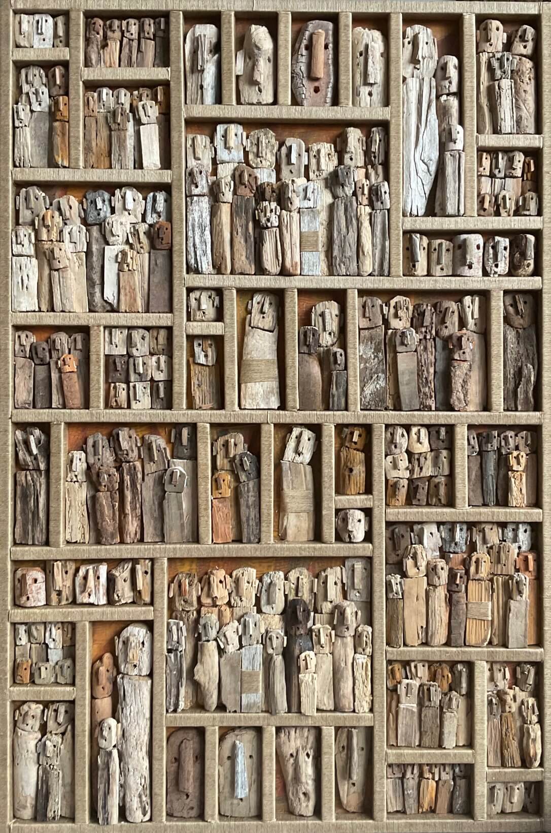image qui représente l'ouvre Le peuple, manouche de Marc Bourlier : 90x60x4cm,2024. Bois flotté, ficelle de lin, papier peint. Prix : 4500€.