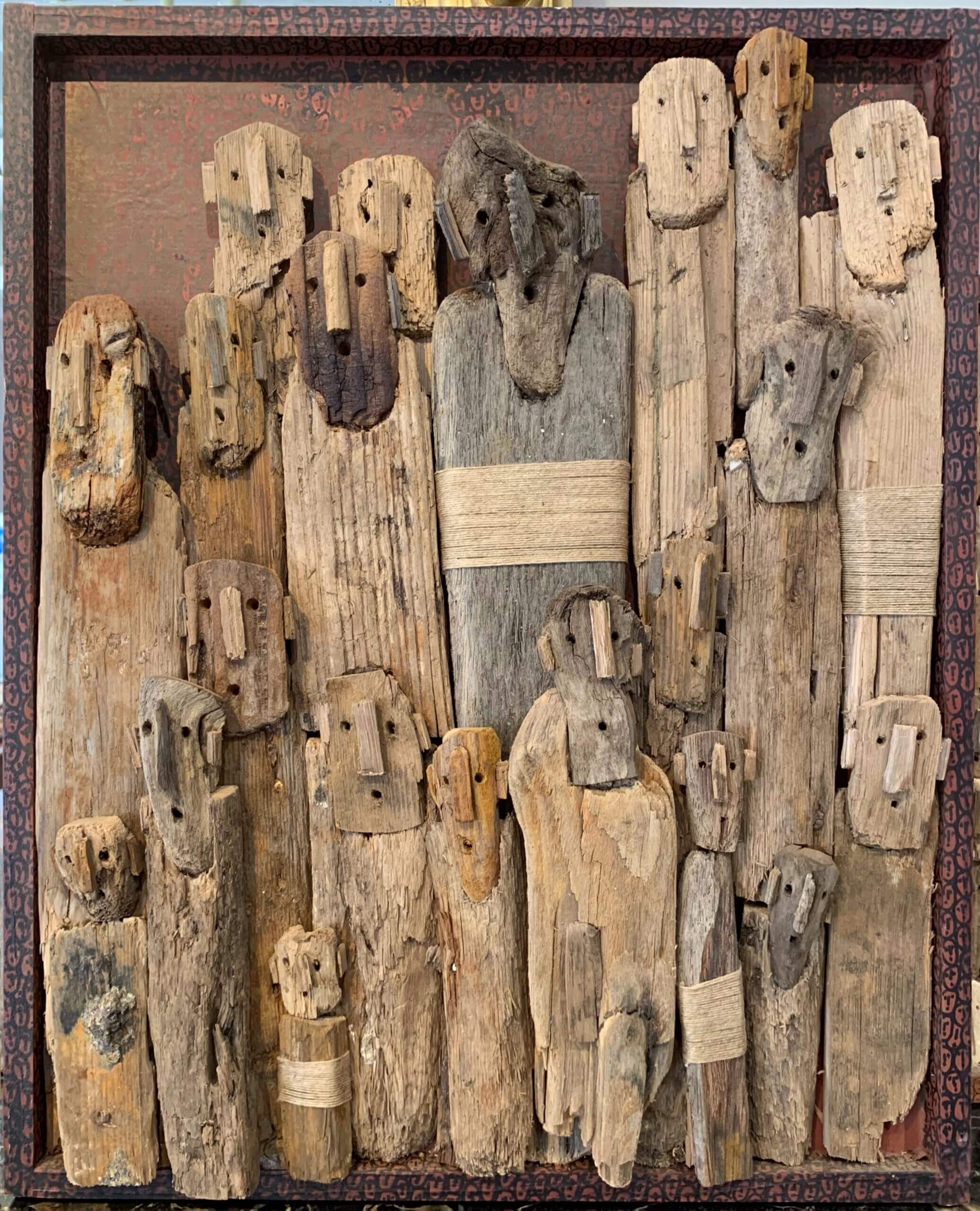 image qui représente une oeuvre en bois flottée de Marc Bourlier représentant un groupe de personnes