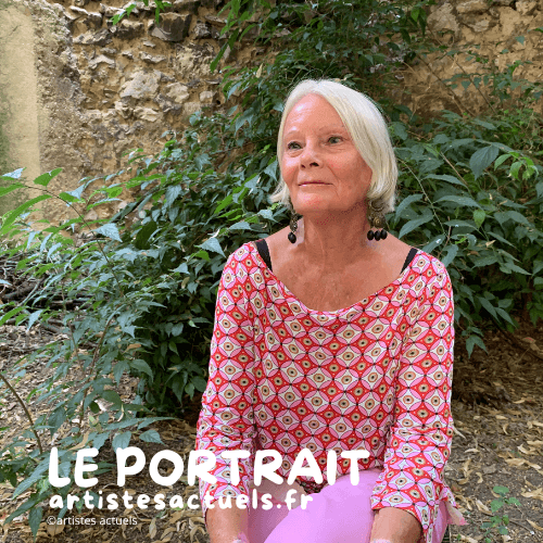 femme aux cheveux blanc assise sur une chaise dan sun jardin avec un texte disant : Le portrait par artistesactuels.fr