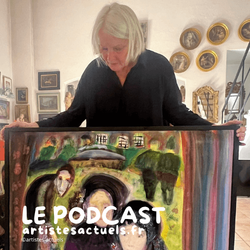 femme aux cheveux blancs tenant un grand tableau avec un texte disant : Le podcast par artistesactuels.fr