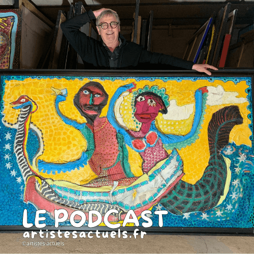 photo de Joel Crespin derrière un grand tableau qui représente une sirène et un bateau avec Ulysse avec un texte qui dit "Le podcast" par artistesactuels.fr