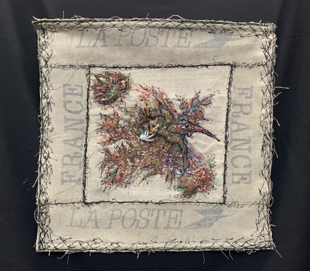 photo d'une oeuvre de Rebecca Campeau : Broderie et divers éléments sur toile de lin et sacs postaux 60 x 60 cm