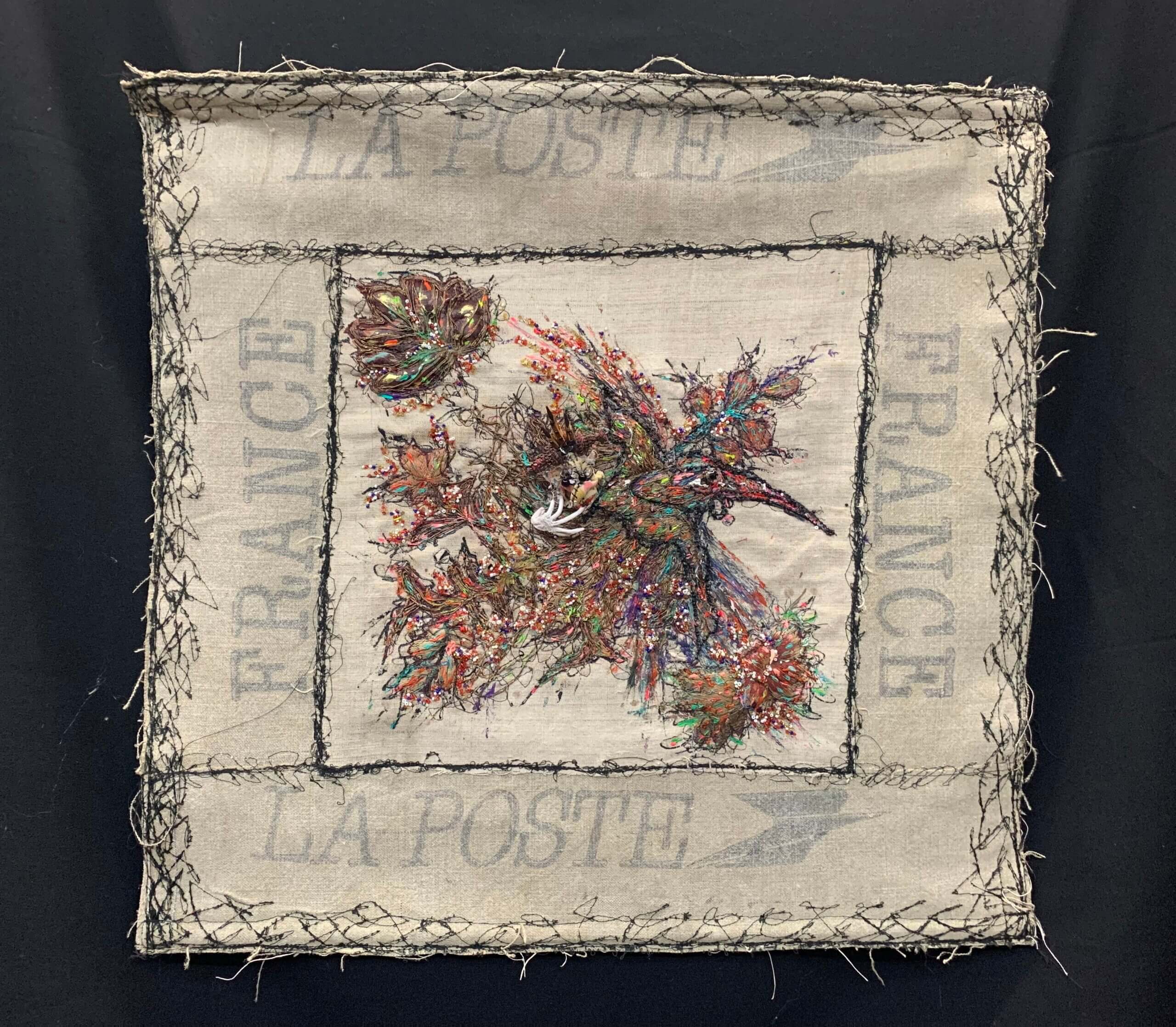 photo d'une oeuvre de Rebecca Campeau : Broderie et divers éléments sur toile de lin et sacs postaux 60 x 60 cm