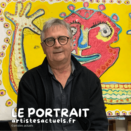 photo de Joel Crespin devant un tableau qui représente un portrait avec un texte qui dit "Le portrait" par artistesactuels.fr